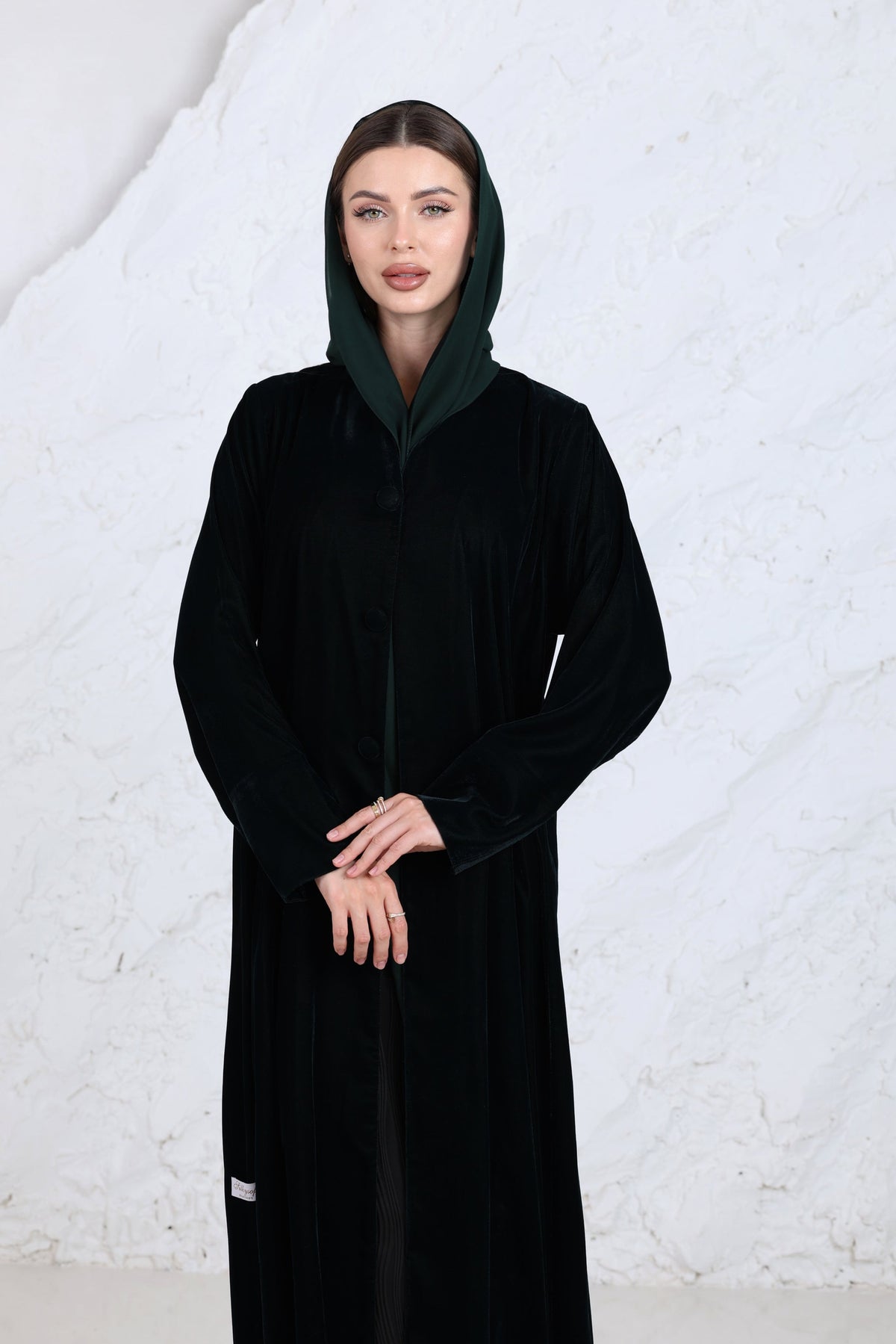 عباية نسائية بتصميم ناعم يناسب جميع الأوقات