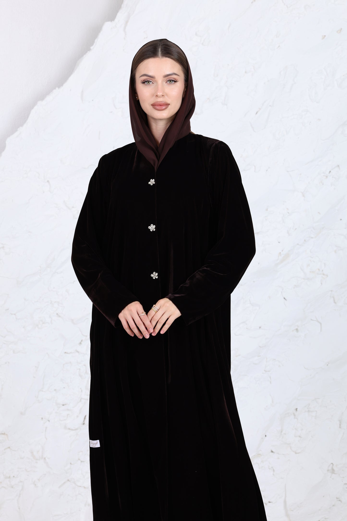 عباية مودرن للنساء بتصميم بسيط وأنيق